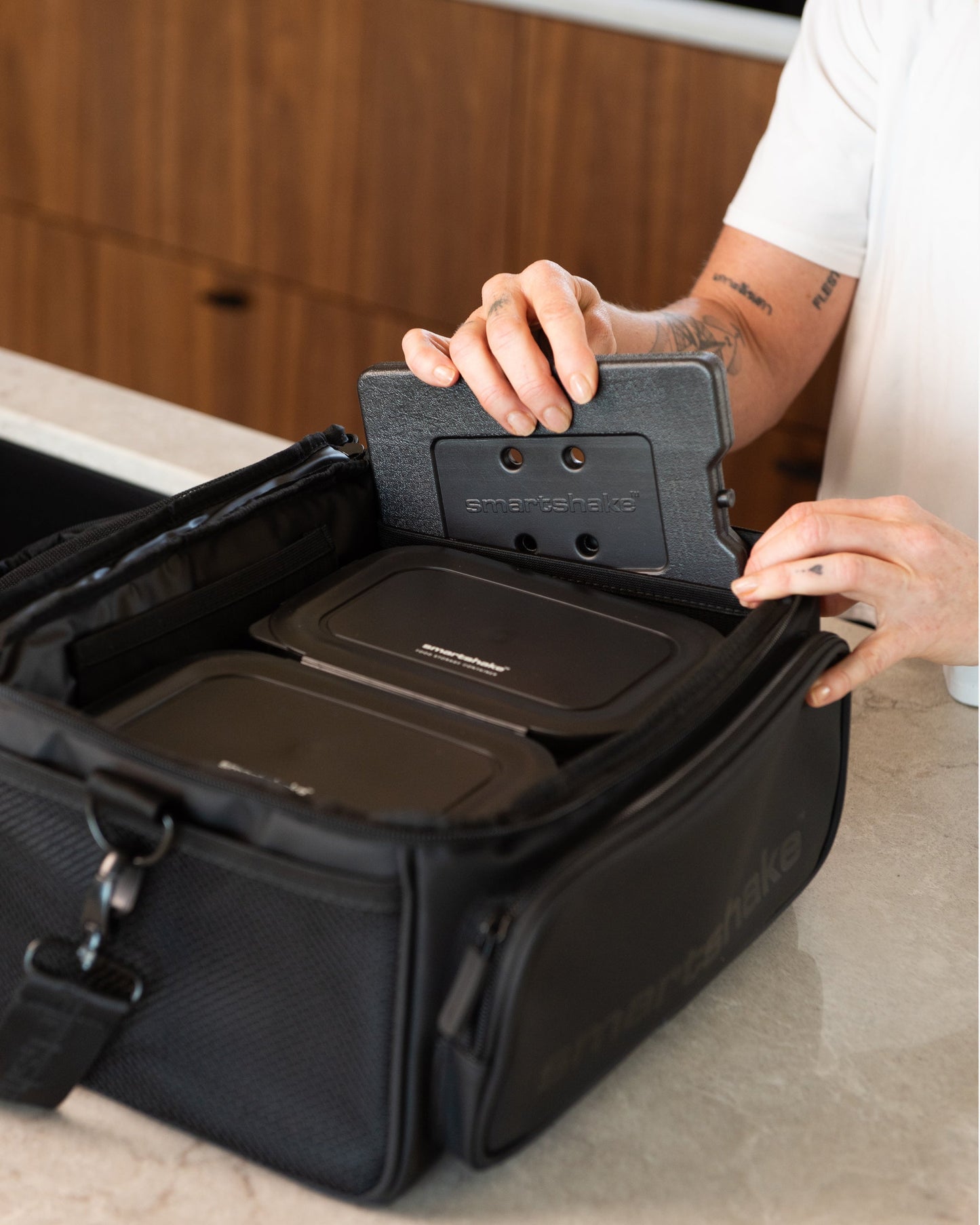 meal-prep-bag-black-with-4-food-containers-and-2-ice-packs-g3 Smartshake_Meal_Prep_Bag_Black_liefstyle_2.jpg