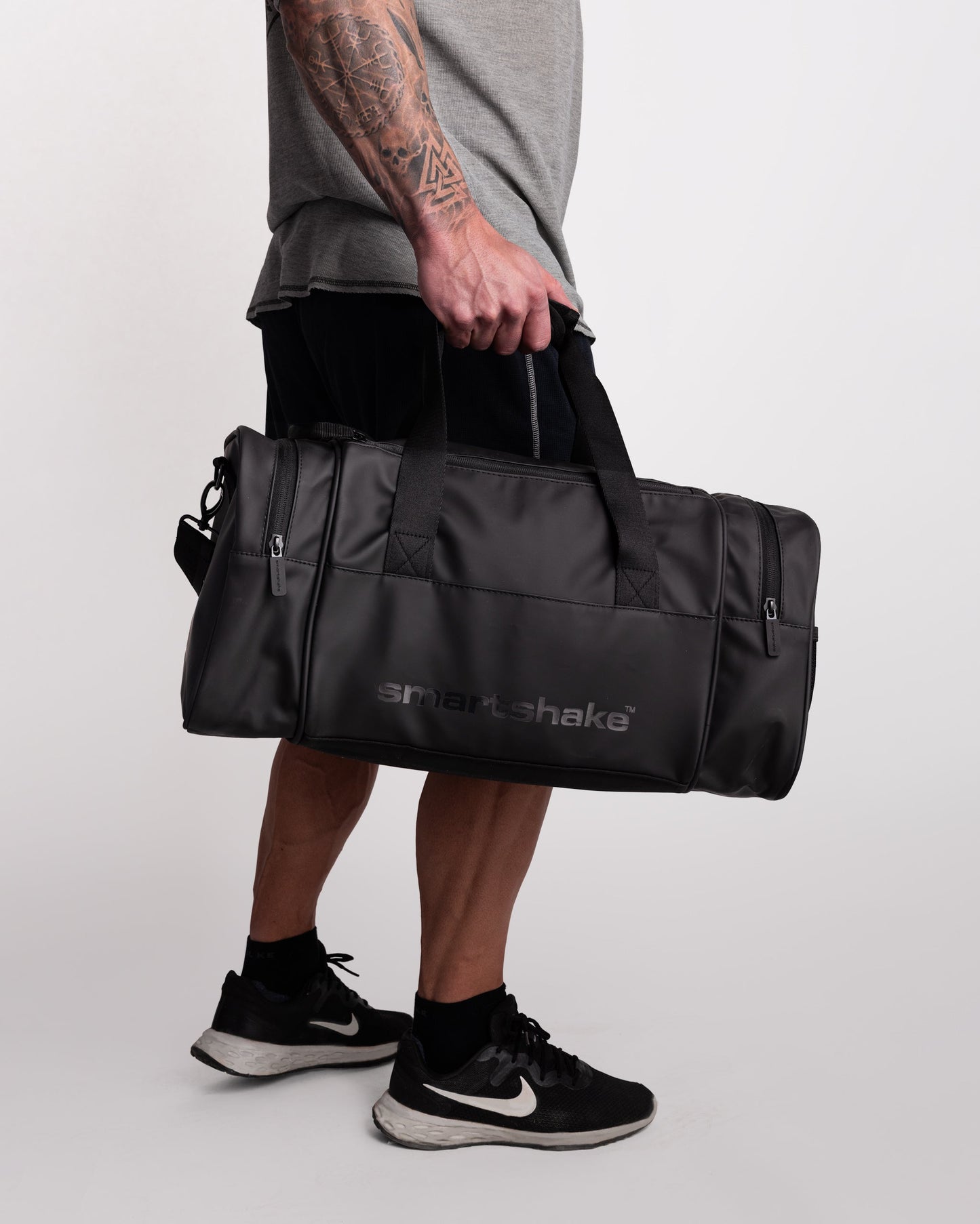 gym-bag-black-a3 Smartshake_GymBag_Black_lifestyle.jpg