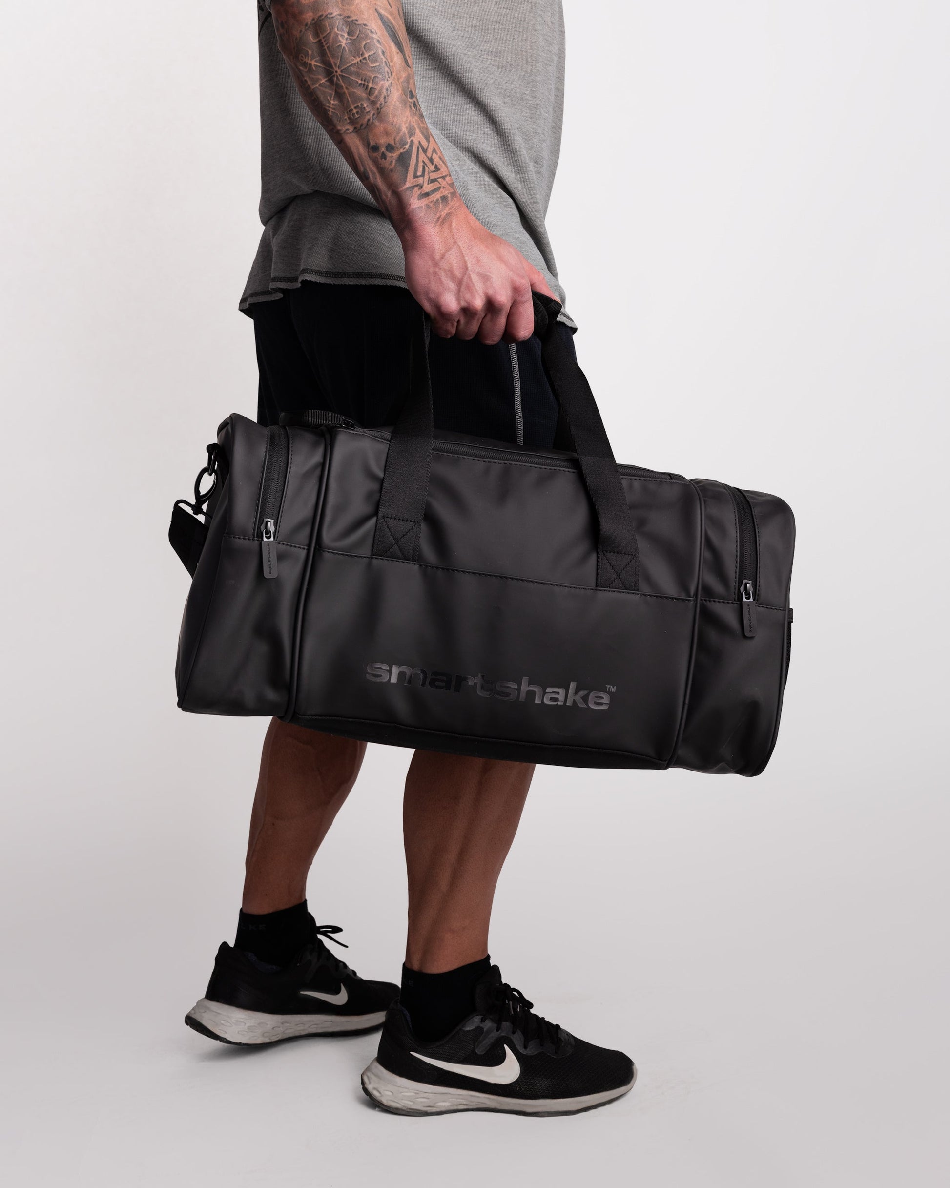 gym-bag-black-a3 Smartshake_GymBag_Black_lifestyle.jpg