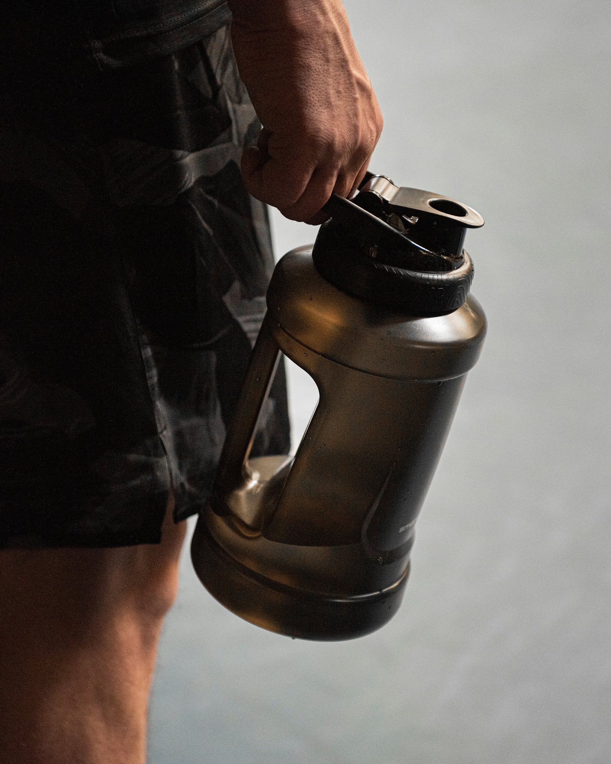 ultimate-jug-black-z7 Smartshake_Ultimate_Jug_black_lifestyle.jpg